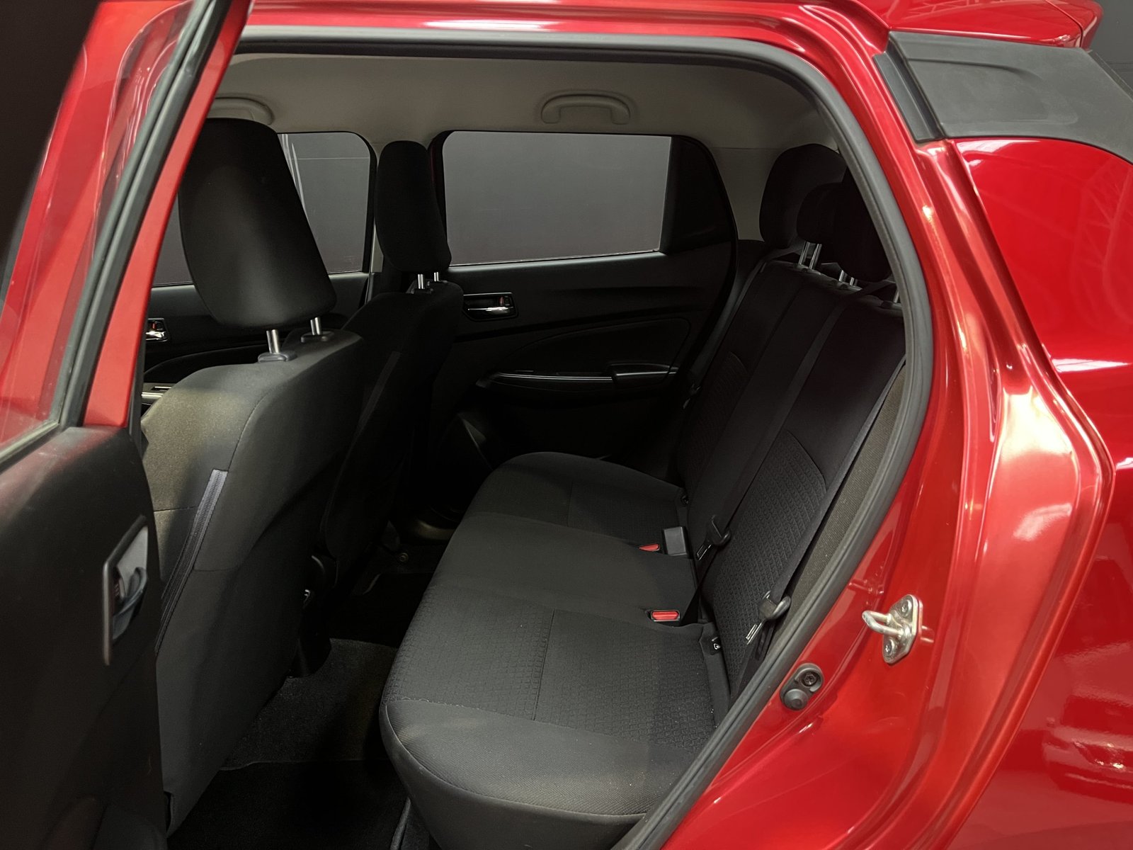 Suzuki SWIFT DIT HB 1.0 MT 2023 - Imagen 8 de 18