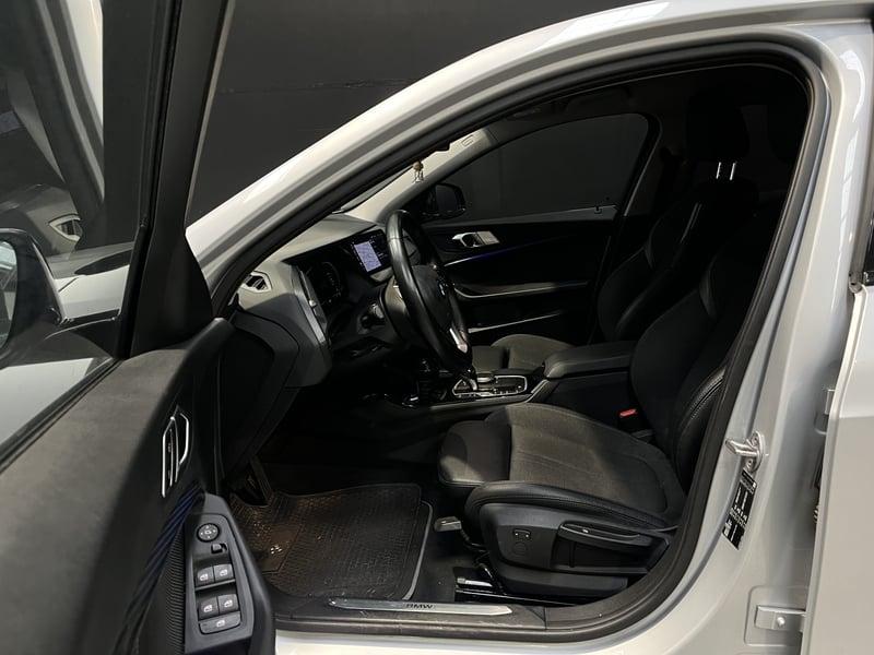 BMW 118I HATCHBACK 1.5 AUT 2022 - Imagen 18 de 19