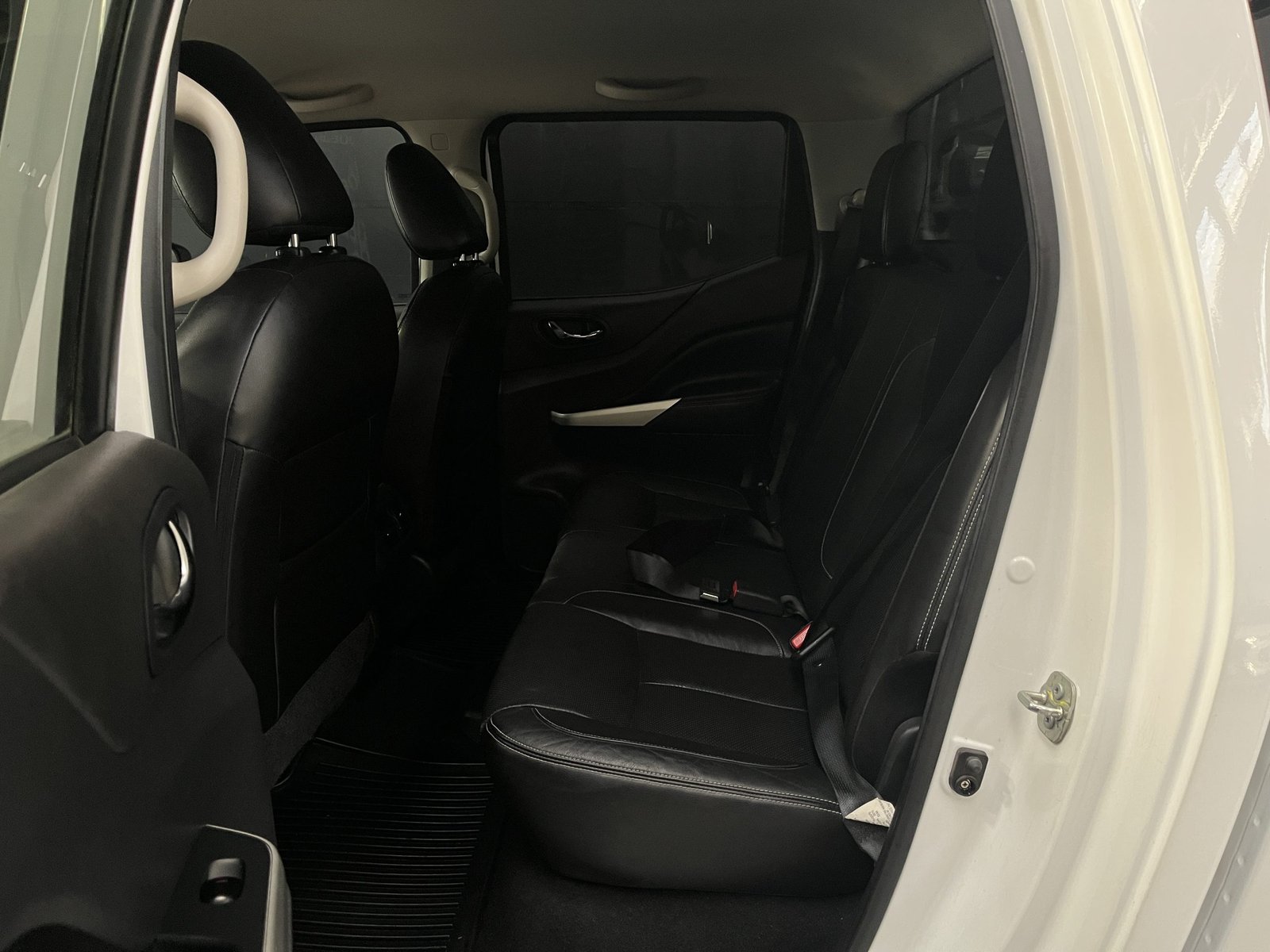 Nissan NP300 DCAB LE 4X4 2.3 AUT 2017 - Imagen 10 de 18