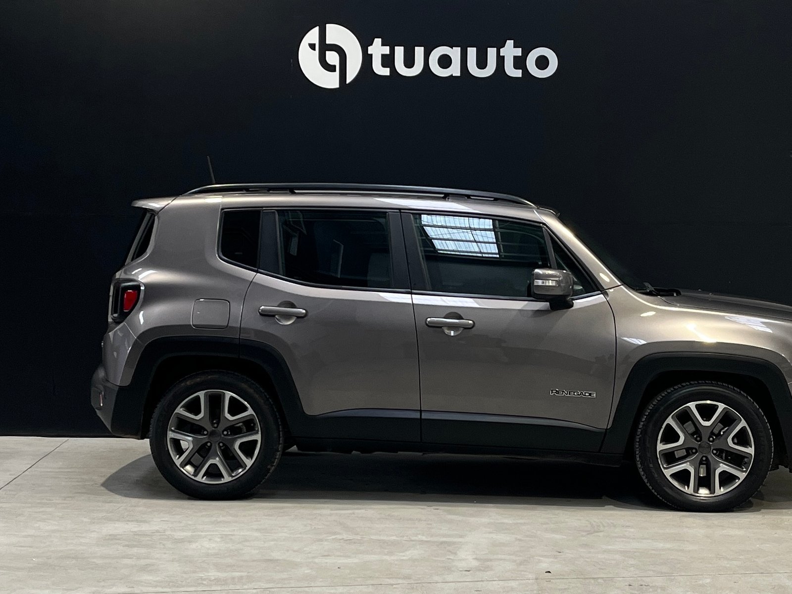 Jeep RENEGADE LONGITUDE 1.8 AUT 2020 - Foto 3 de 19