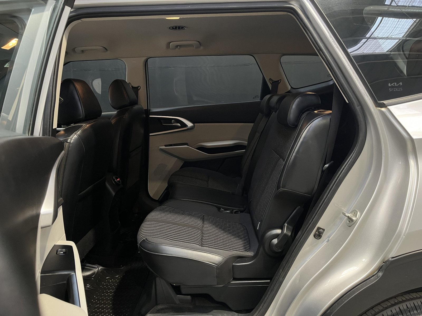 Kia CARENS LX 1.5 MT 2023 - Imagen 9 de 18