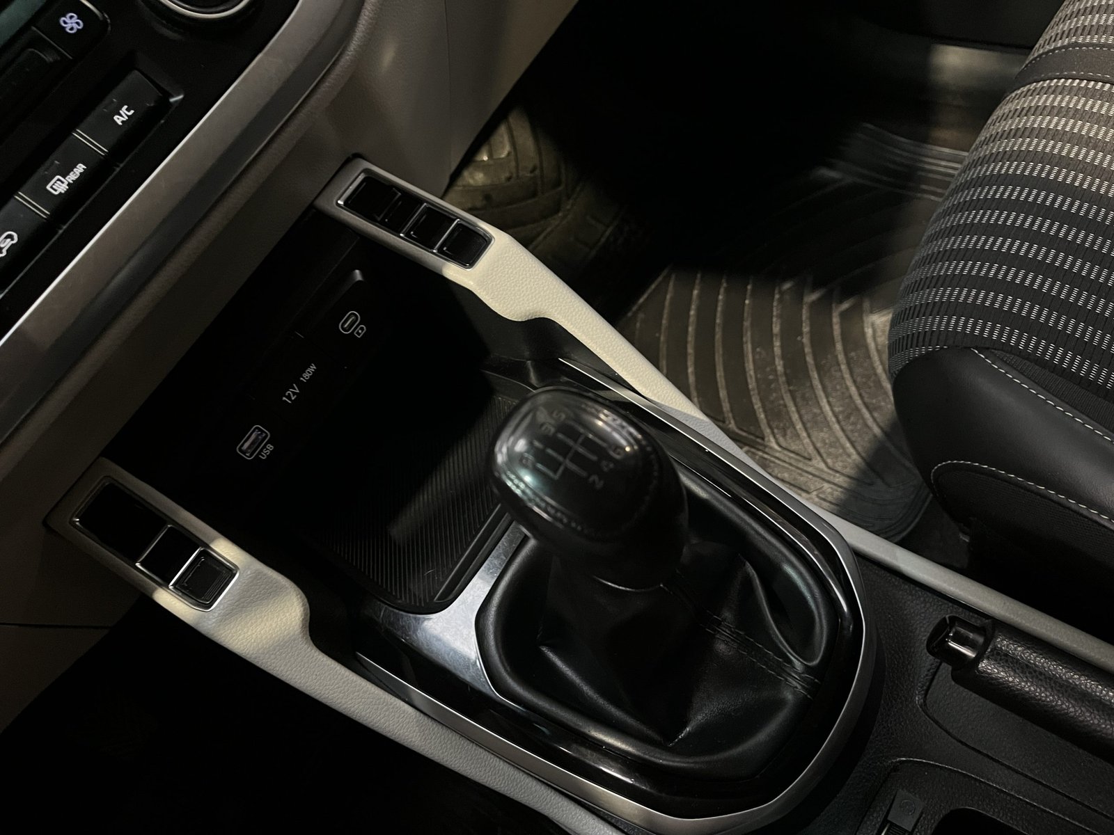Kia CARENS LX 1.5 MT 2023 - Imagen 18 de 18
