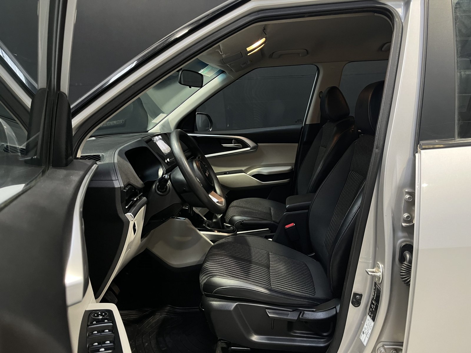 Kia CARENS LX 1.5 MT 2023 - Imagen 8 de 18