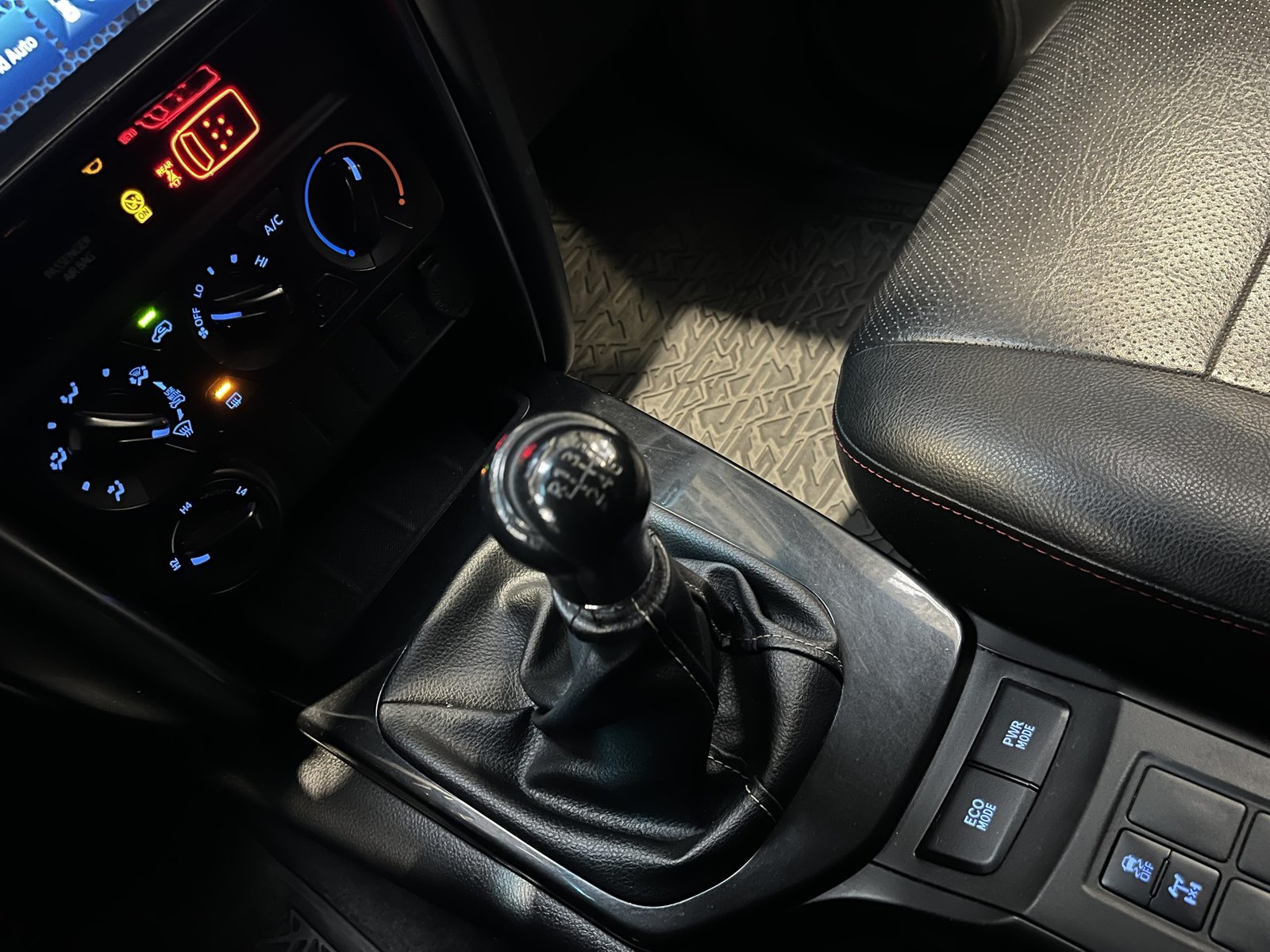 Toyota FORTUNER SR5 4X4 MT 2.8 2022 - Imagen 15 de 20