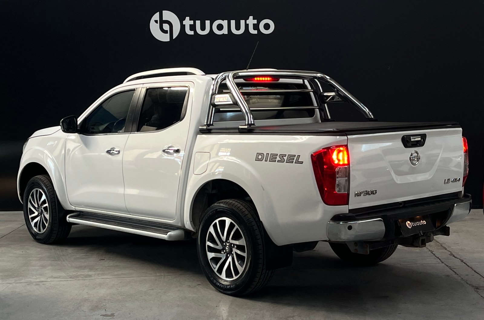 Nissan NP300 DCAB LE 4X4 2.3 AUT 2017 - Imagen 6 de 18
