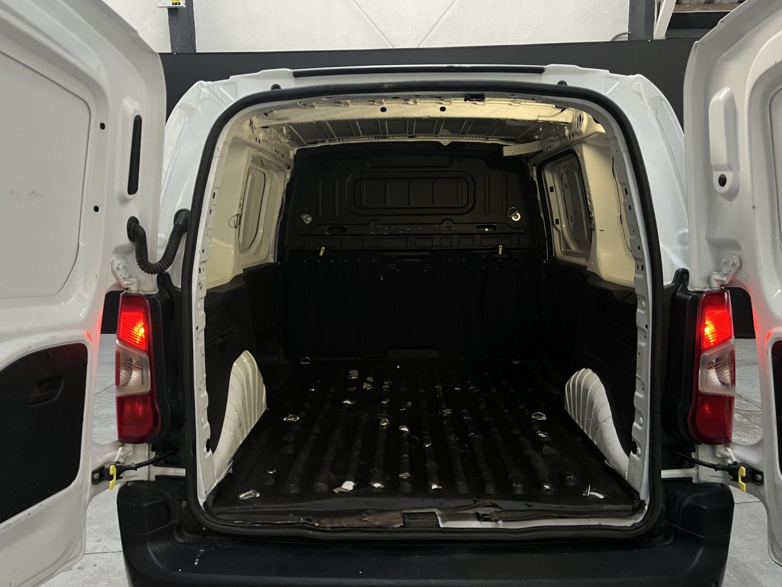 PEUGEOT PARTNER HDI 92 L1 1.6 2021 - Imagen 16 de 16