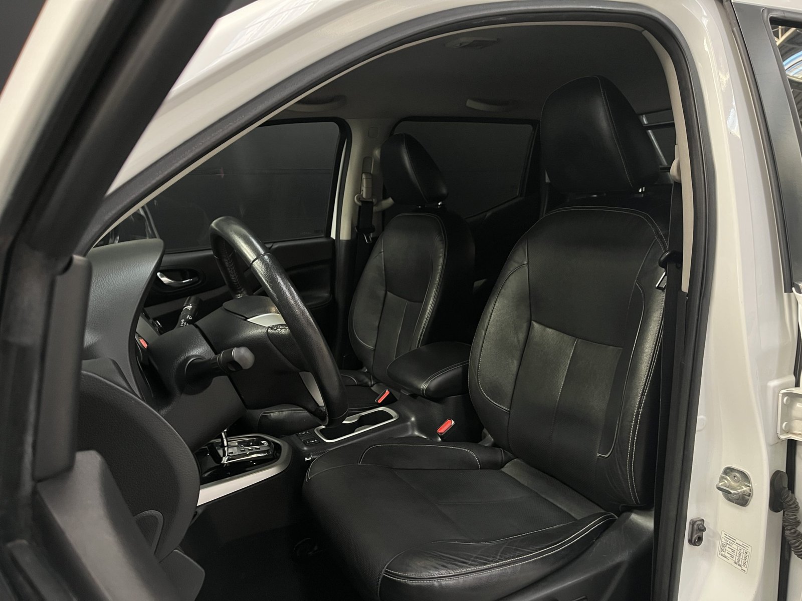 Nissan NP300 DCAB LE 4X4 2.3 AUT 2017 - Imagen 11 de 18