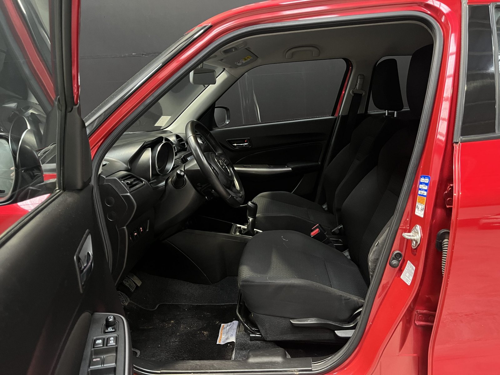 Suzuki SWIFT DIT HB 1.0 MT 2023 - Imagen 17 de 18