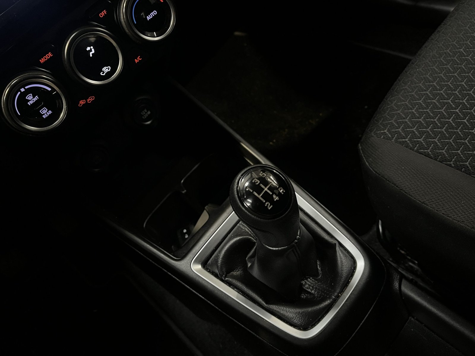 Suzuki SWIFT DIT HB 1.0 MT 2023 - Imagen 18 de 18