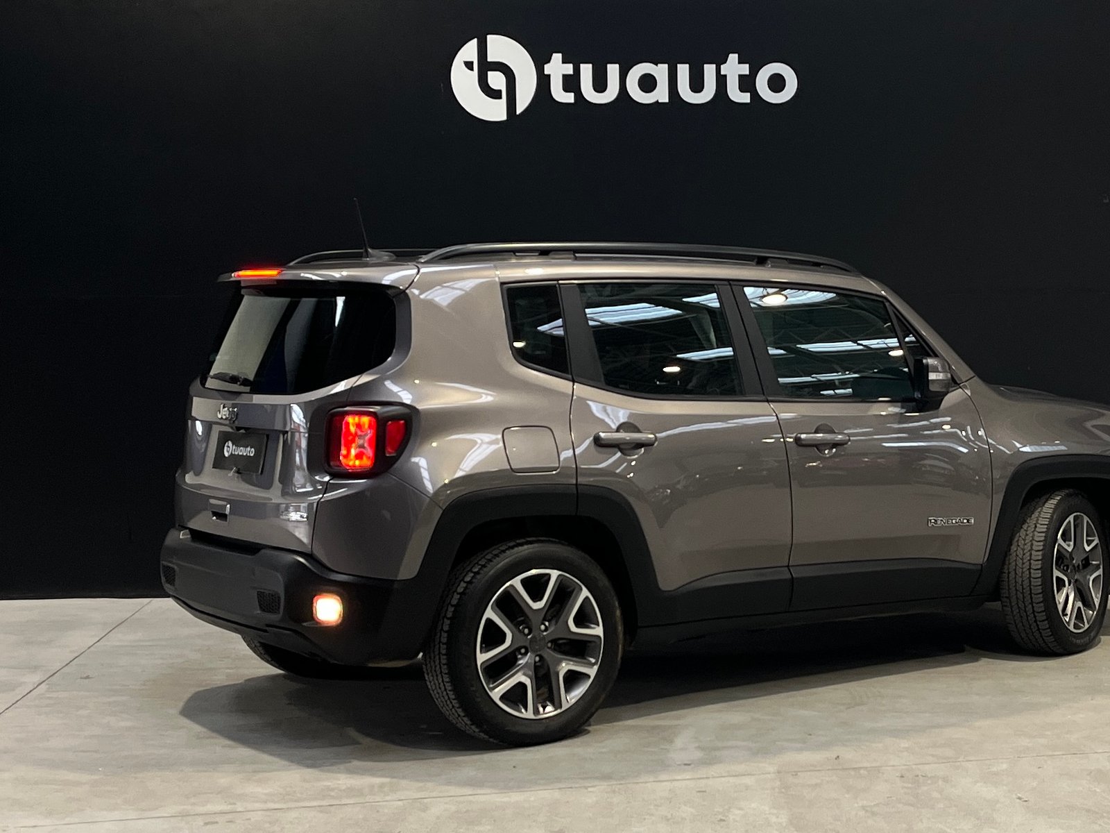 Jeep RENEGADE LONGITUDE 1.8 AUT 2020 - Foto 4 de 19