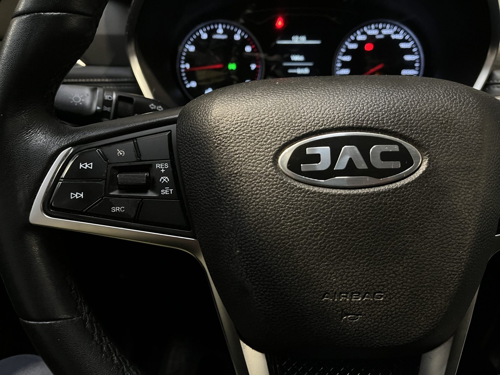 JAC JS8 LUXURY 1.5 AUT 2023 - Imagen 15 de 19