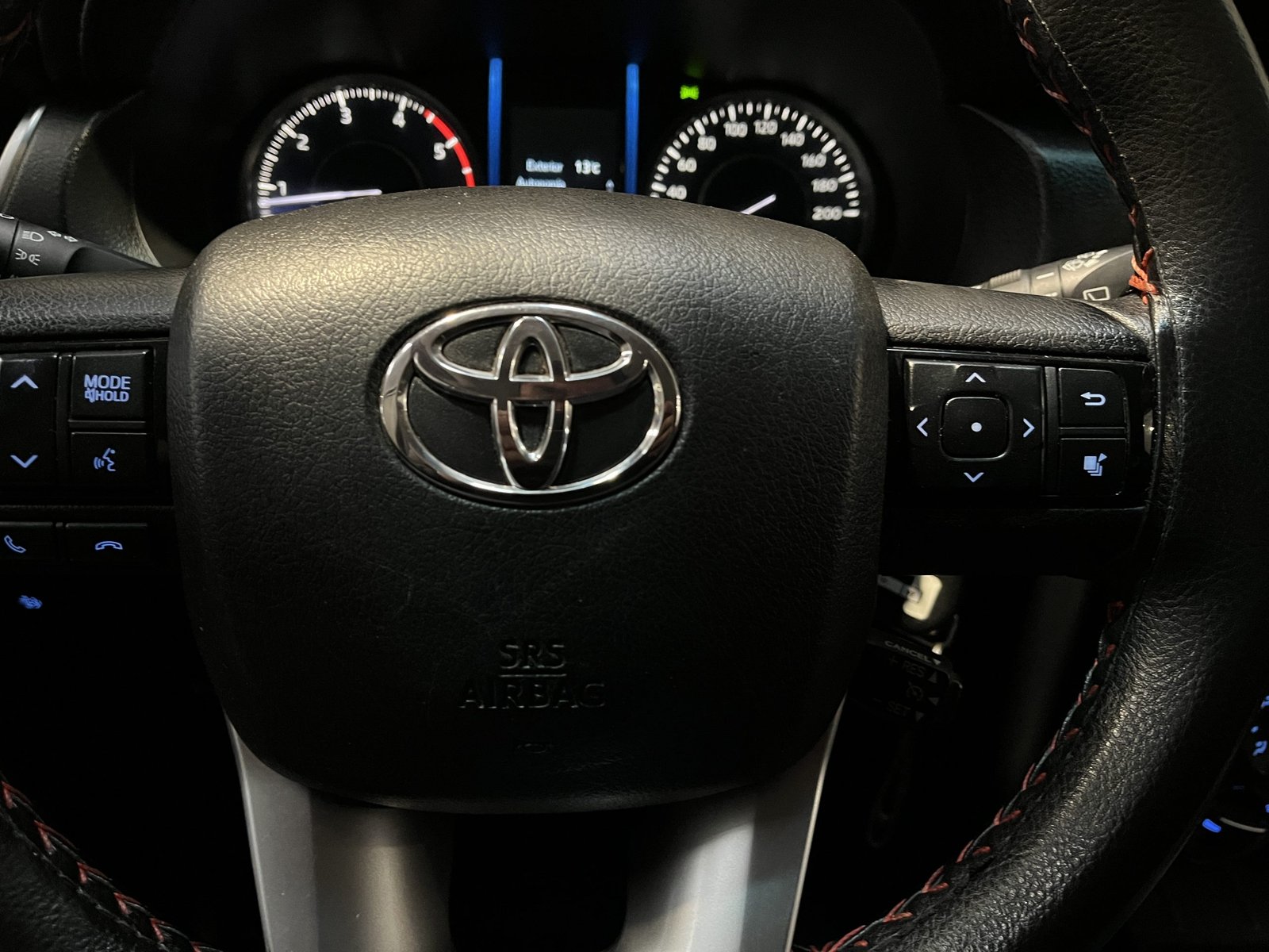Toyota FORTUNER SR5 4X4 MT 2.8 2022 - Imagen 12 de 20