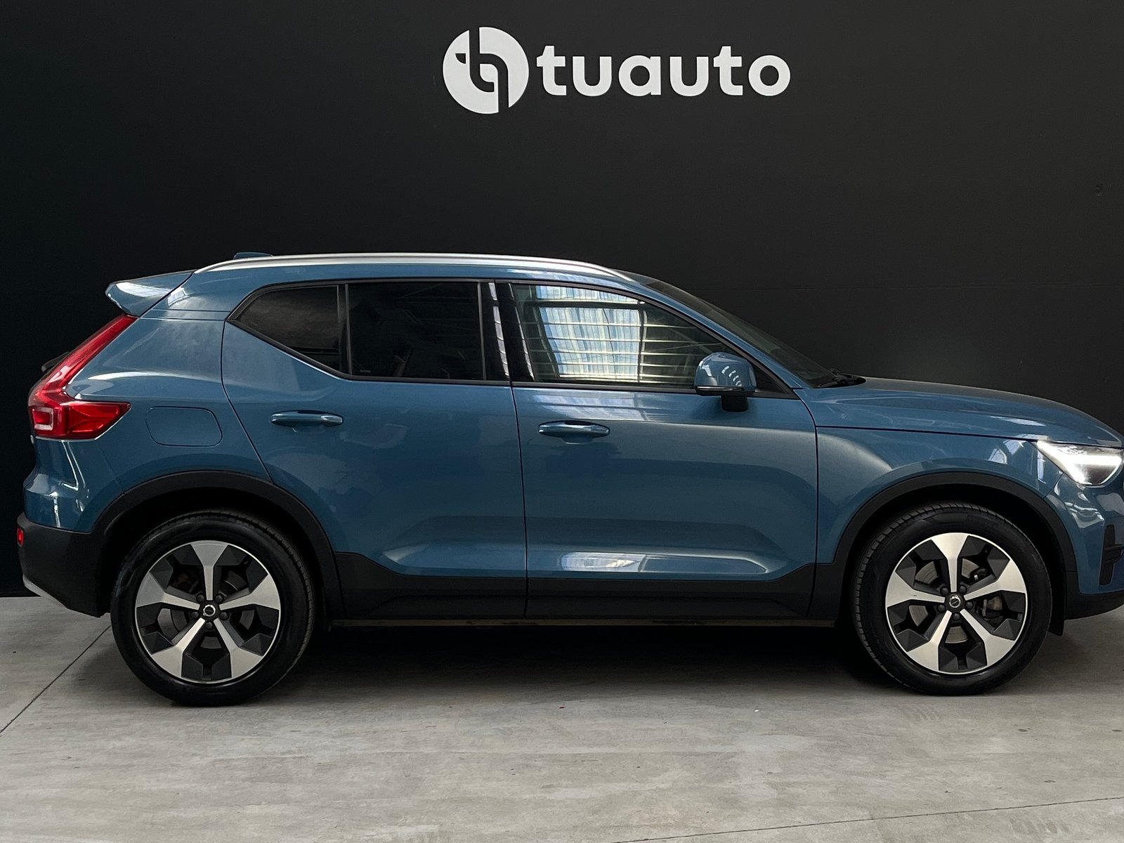 Volvo XC40 B4 PLUS 2.0 AUT 2024 - Foto 3 de 17