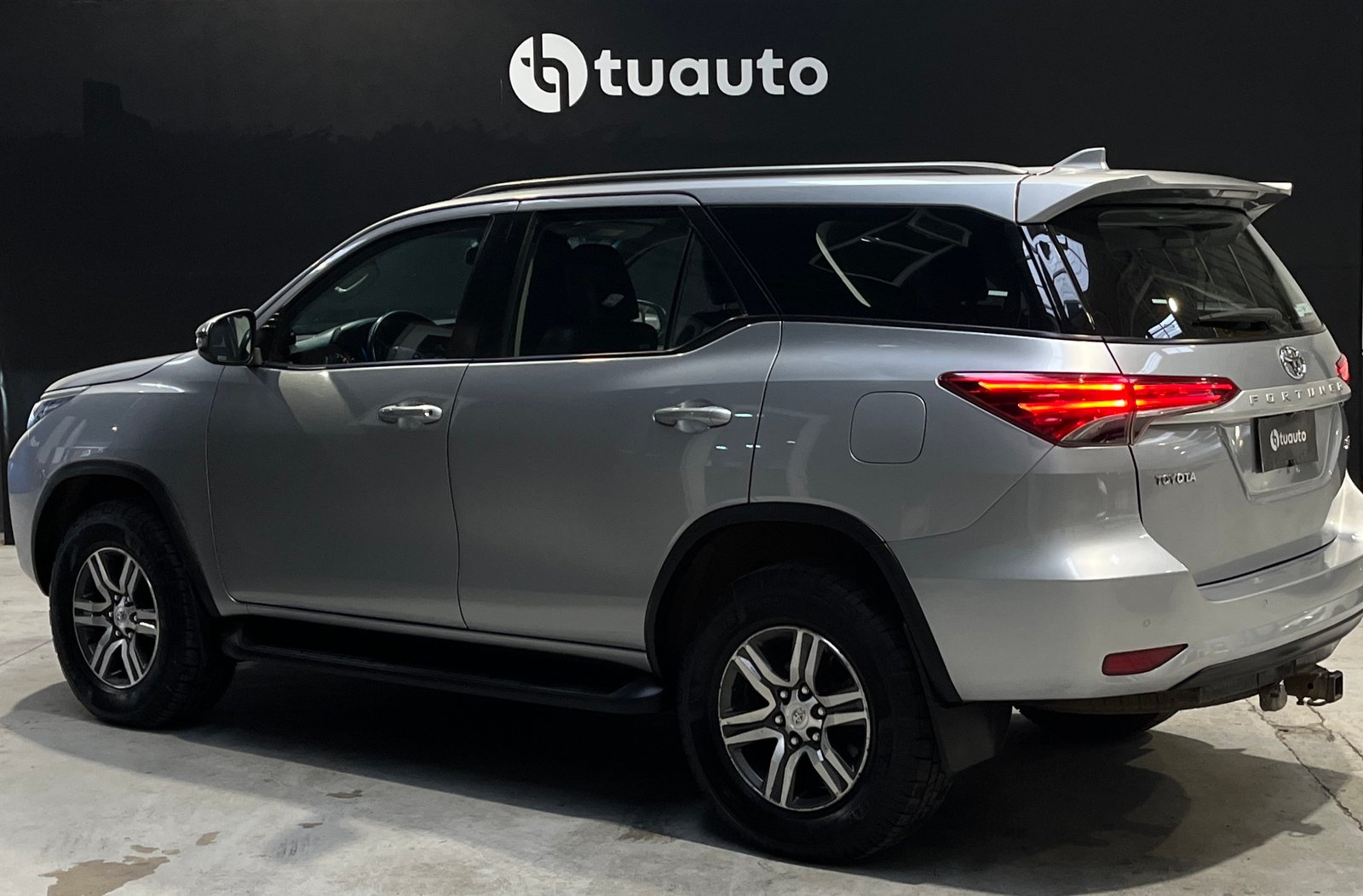 Toyota FORTUNER SR5 4X4 MT 2.8 2022 - Imagen 6 de 20