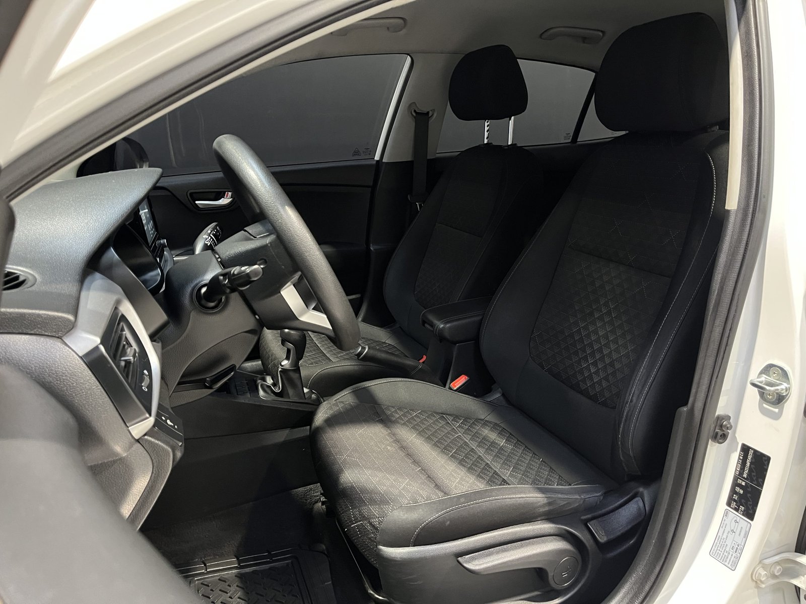 Kia RIO 5 1.4 LX MT 2022 - Imagen 11 de 19