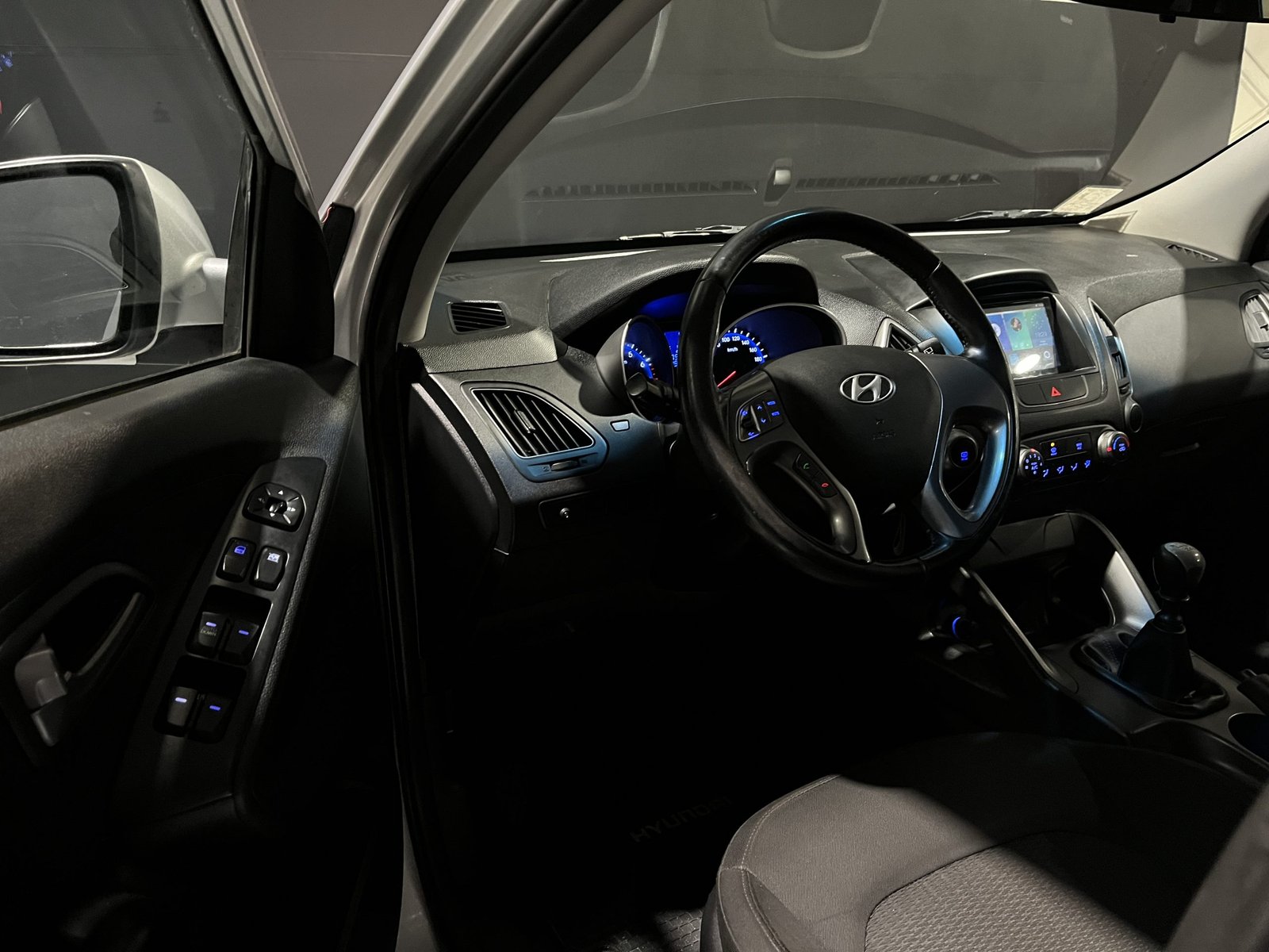 Hyundai TUCSON GL 2.0 MT 2015 - Imagen 12 de 18