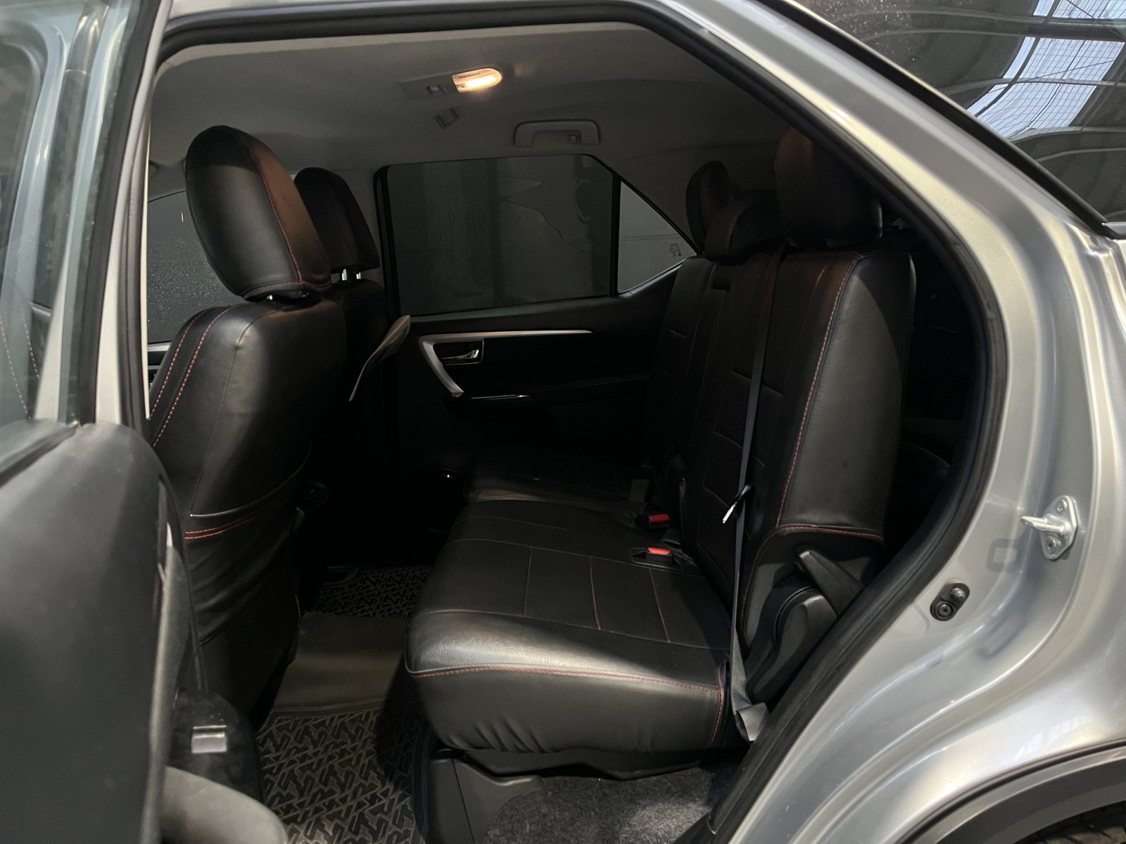 Toyota FORTUNER SR5 4X4 MT 2.8 2022 - Imagen 17 de 20