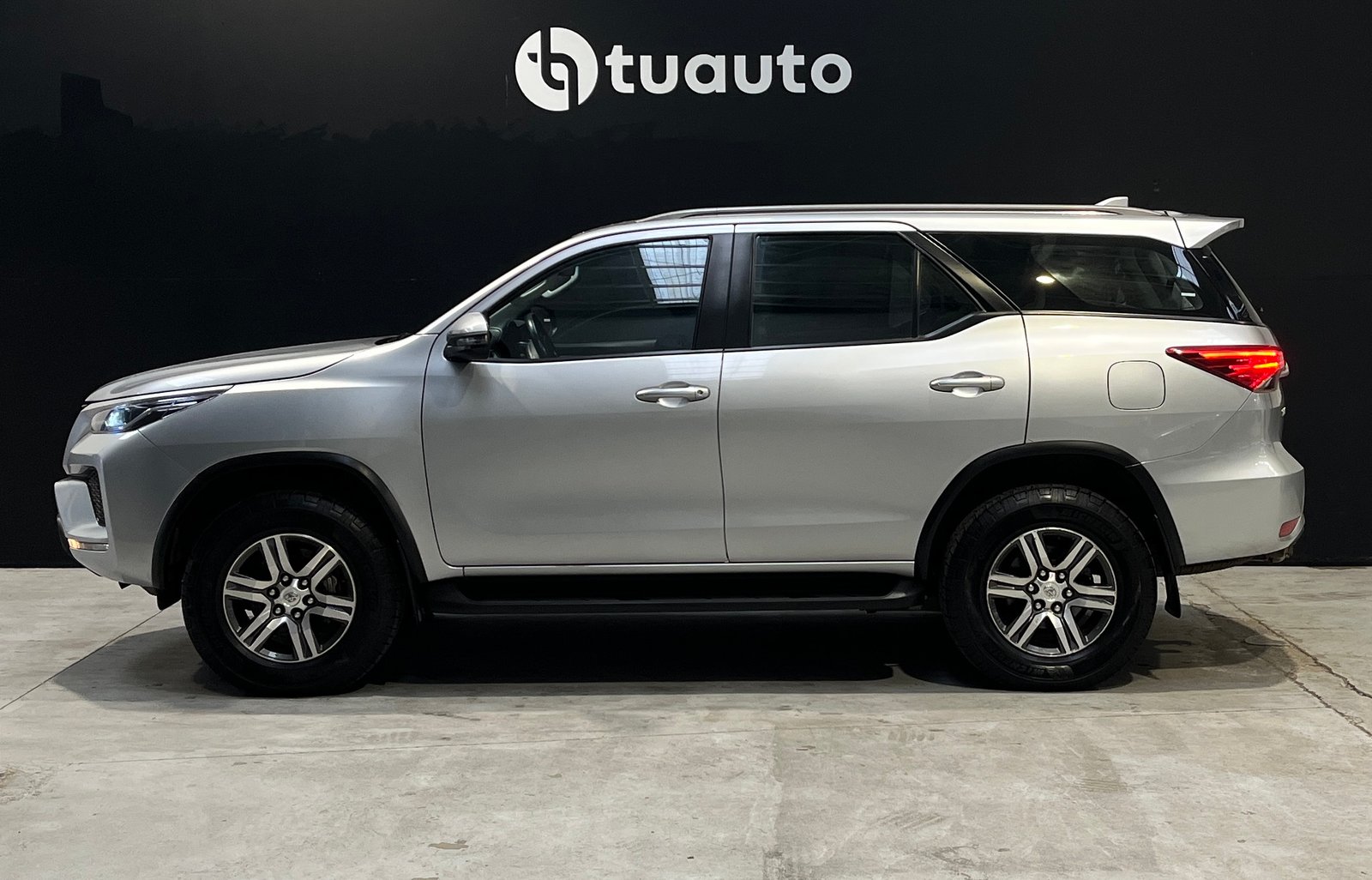 Toyota FORTUNER SR5 4X4 MT 2.8 2022 - Imagen 7 de 20
