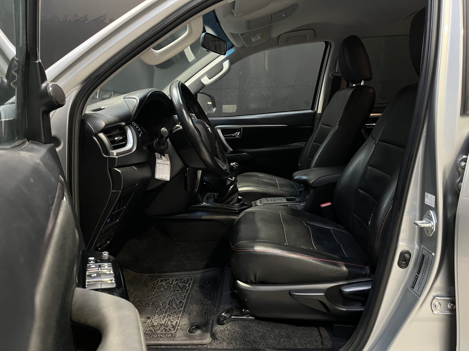 Toyota FORTUNER SR5 4X4 MT 2.8 2022 - Imagen 16 de 20