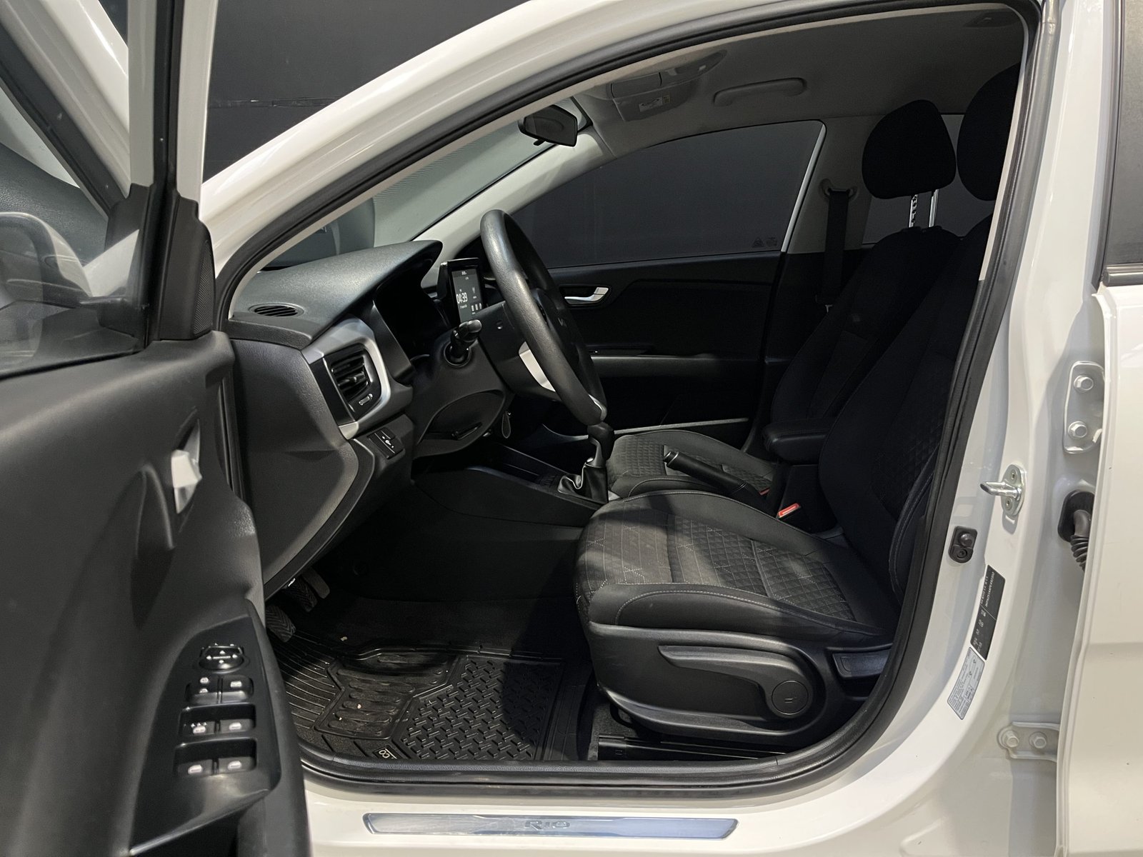 Kia RIO 5 1.4 LX MT 2022 - Imagen 9 de 19