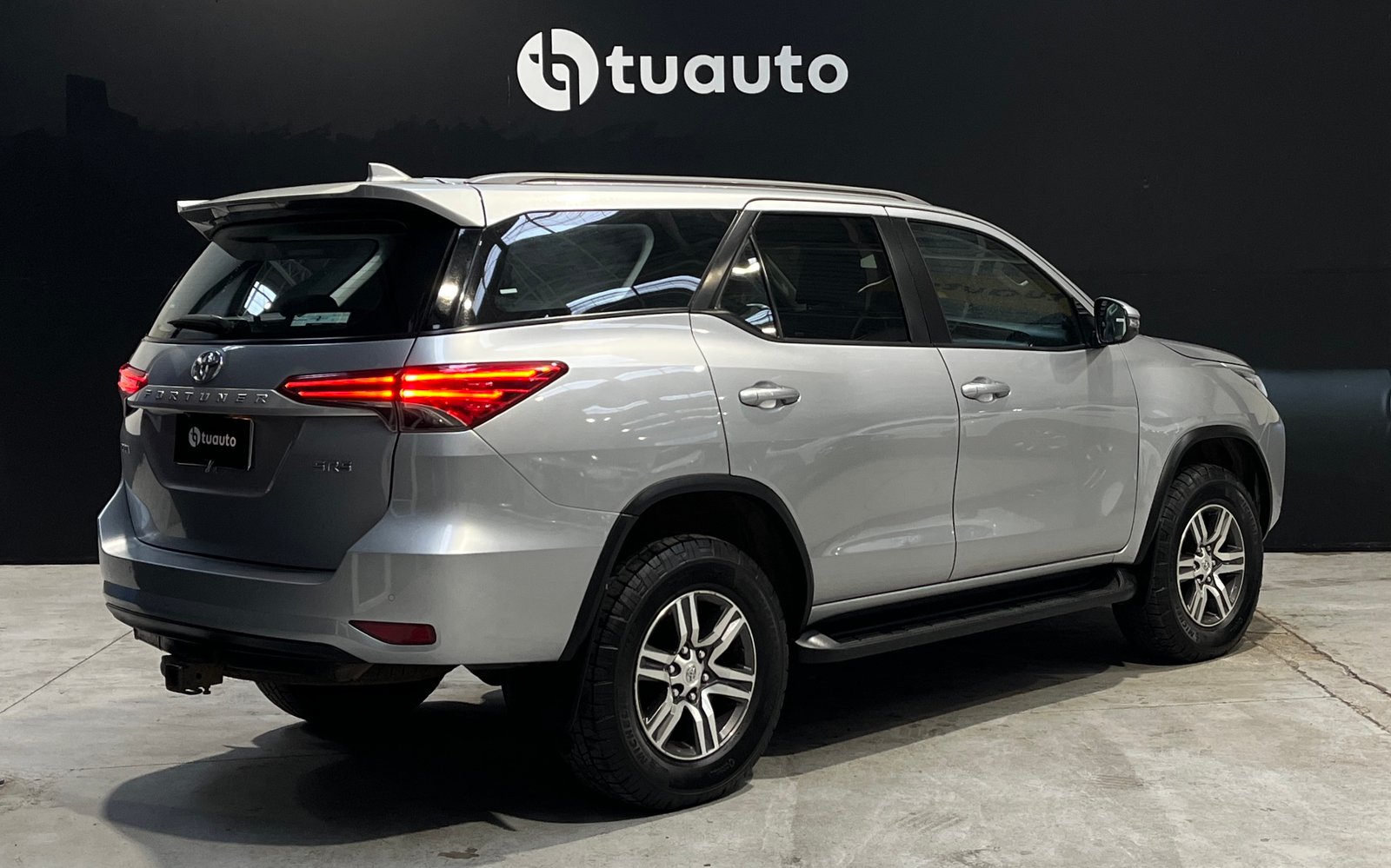 Toyota FORTUNER SR5 4X4 MT 2.8 2022 - Foto 4 de 20