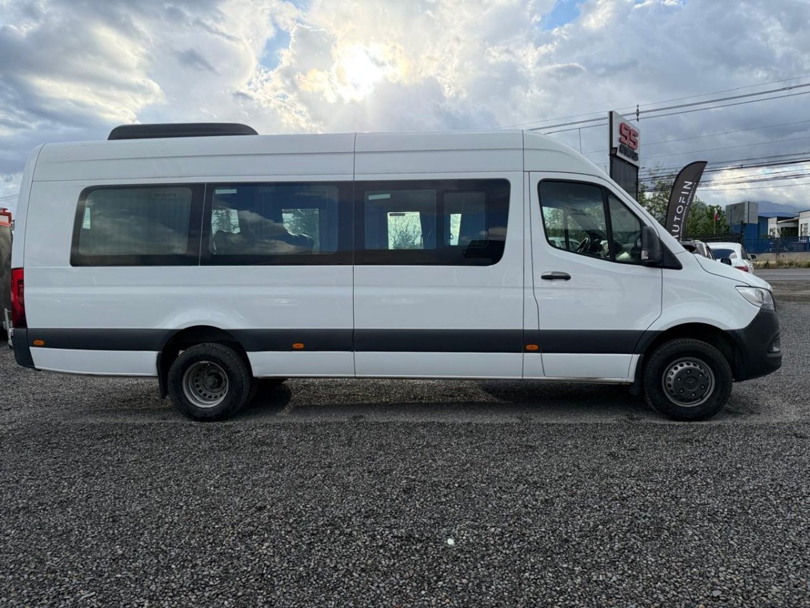 Mercedes-Benz SPRINTER 517 CDI 19+1 AT 4X Mercedes Sprinter 2024 - Foto 5 de 10