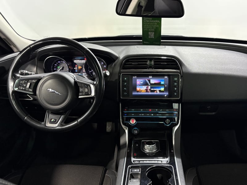Jaguar XE 2017 - Imagen 12 de 15