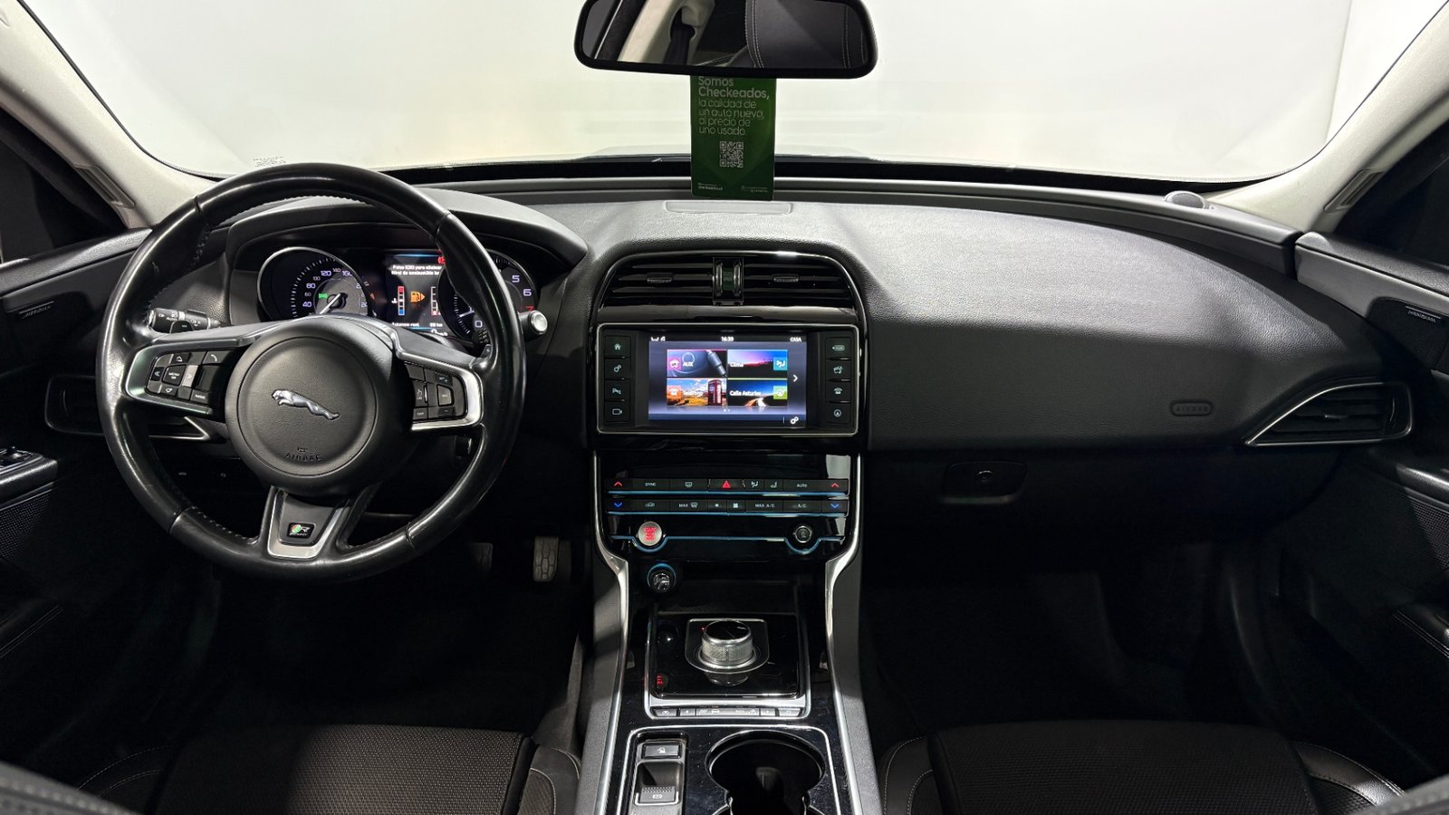 Jaguar XE 2017 - Imagen 12 de 15