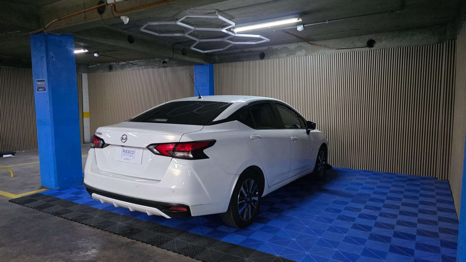 NISSAN VERSA 2022 - Foto 5 de 14