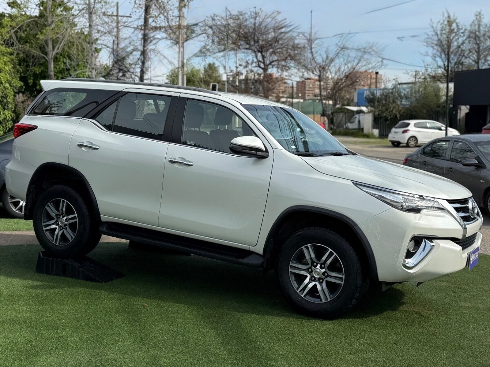 Toyota FORTUNER 2.7 SRV AUT 2019 - Foto 4 de 10