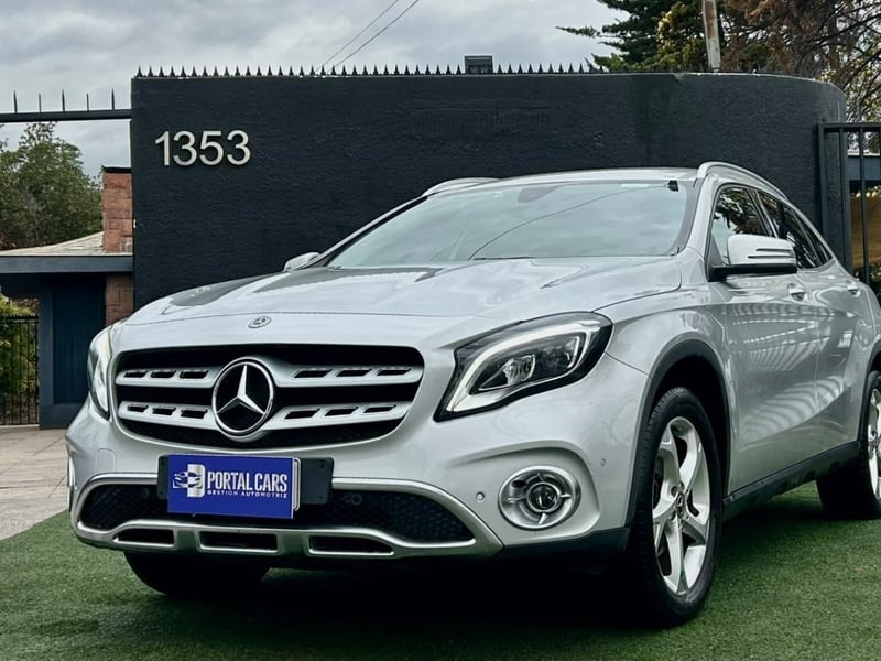 Mercedes-Benz GLA 200 2.1 DIESEL 4X2 AT 5P 2018 - Imagen 3 de 10