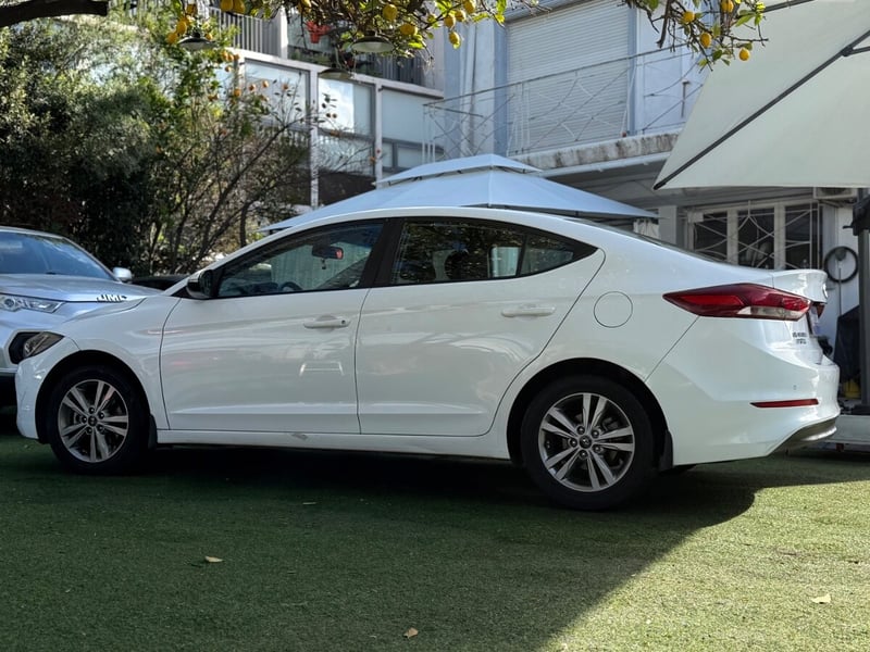 Hyundai ELANTRA GLS 1.6 AT 2017 - Imagen 7 de 10