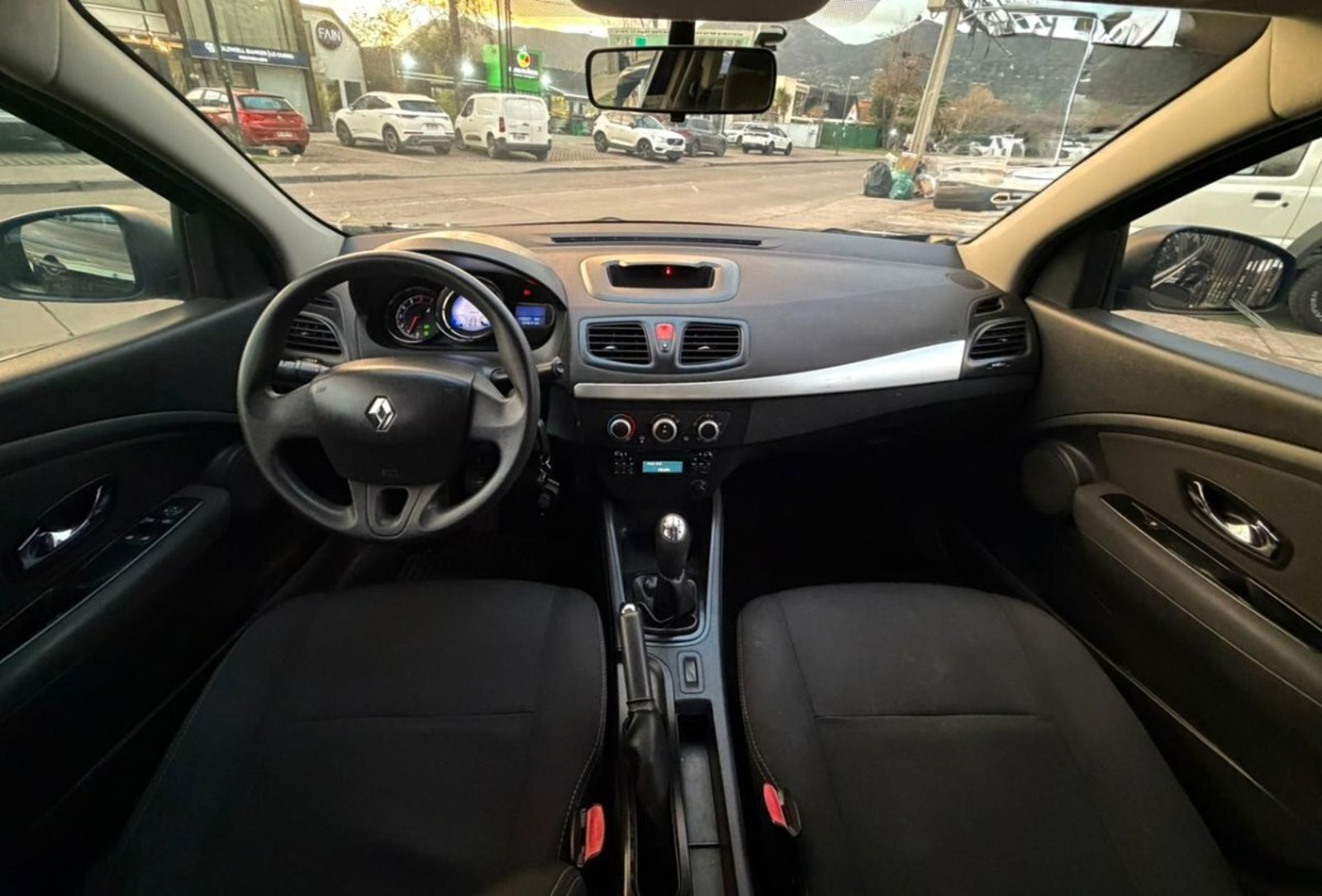 Renault FLUENCE Autentique 1.6 2015 - Imagen 9 de 10