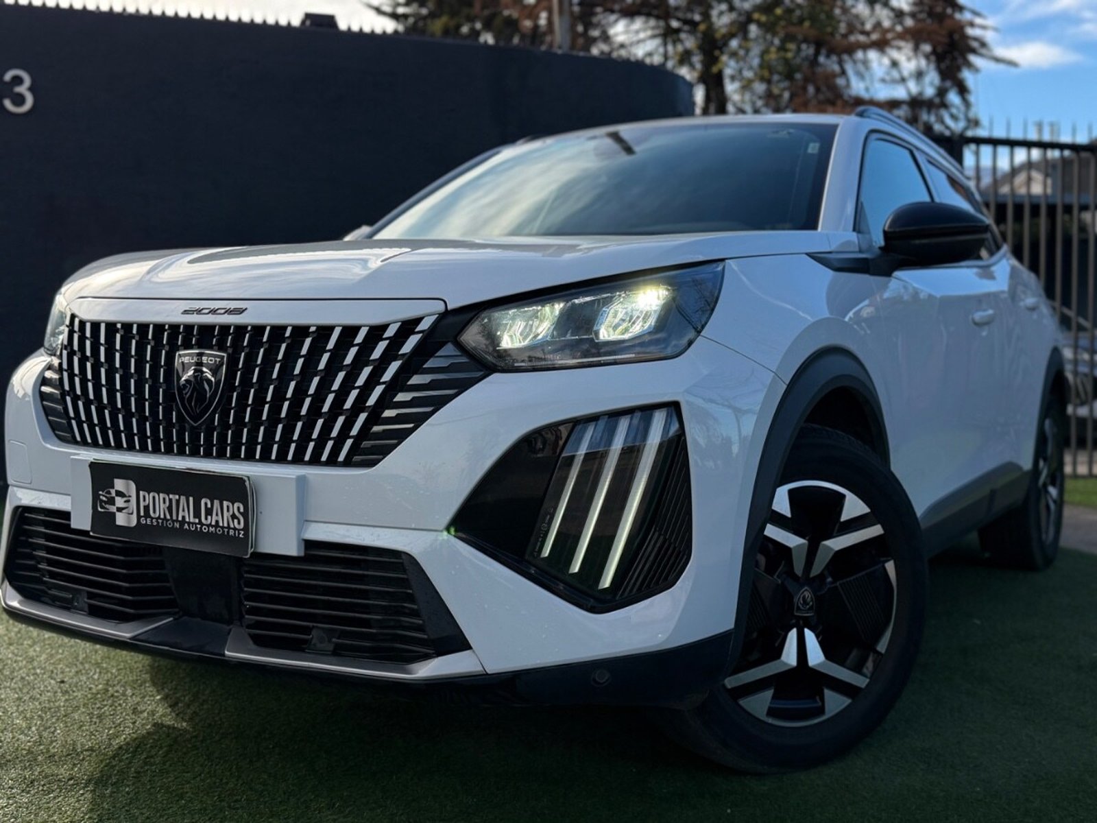 Peugeot 2008 Allure 130 1.2 AUT 2024 - Foto 3 de 10