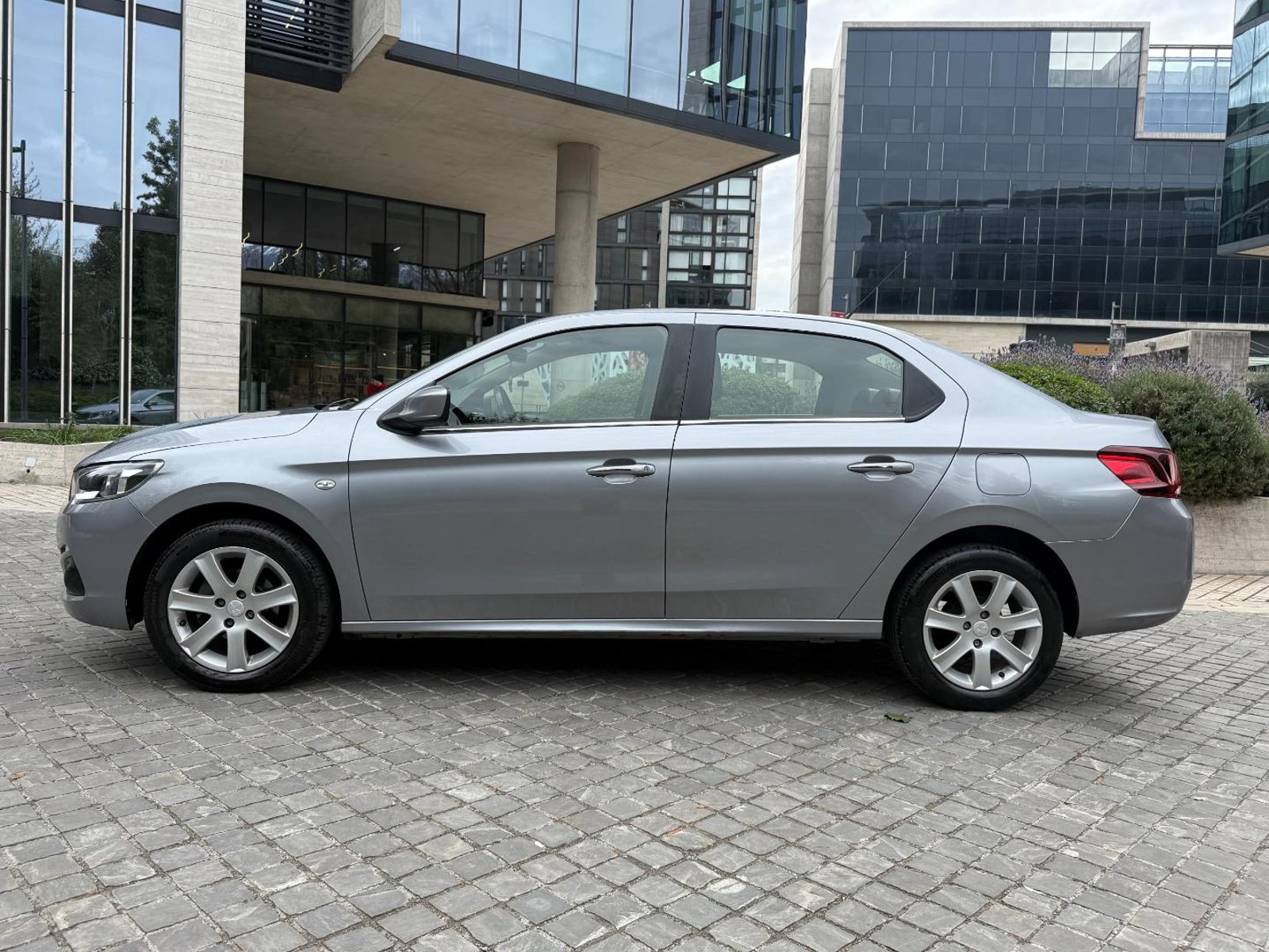 Peugeot 301 Allure 1.6 HDi 2022 - Imagen 7 de 18