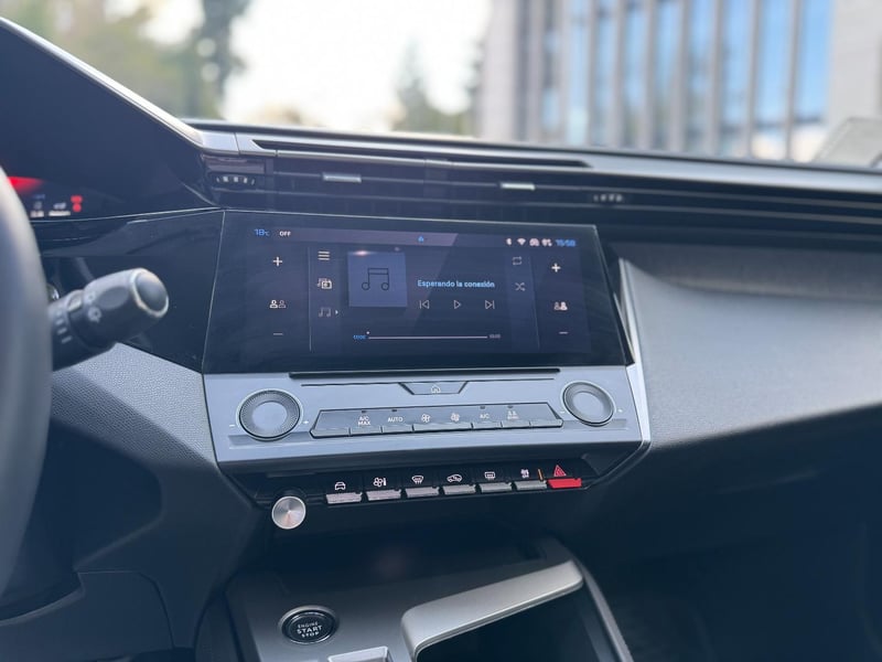 Peugeot 308 Allure 1.2 PureTech 2023 - Imagen 9 de 18