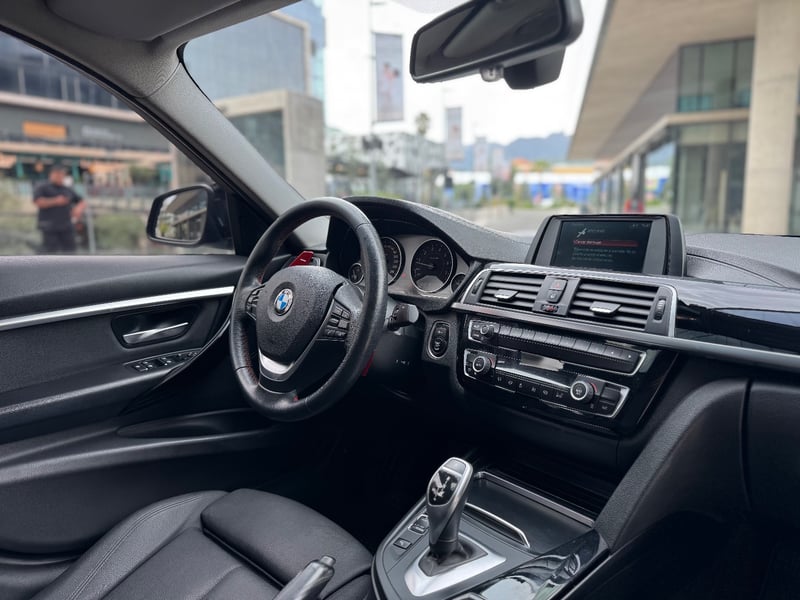 BMW 320I 2018 - Imagen 14 de 17