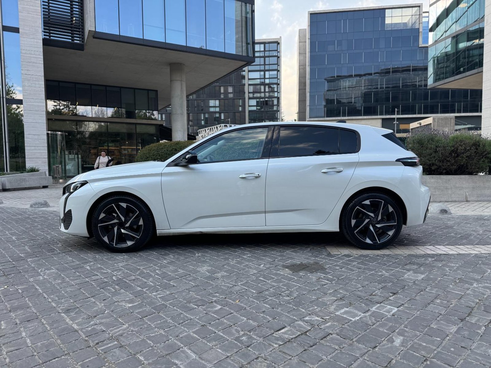 Peugeot 308 Allure 1.2 PureTech 2023 - Imagen 7 de 18