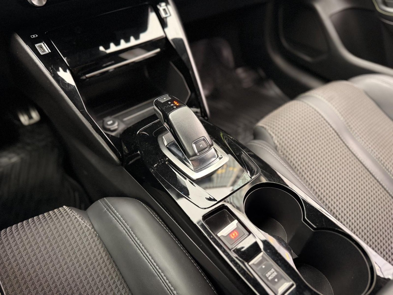 Peugeot 208 GT 1.2 PureTech AT 2022 - Imagen 10 de 16