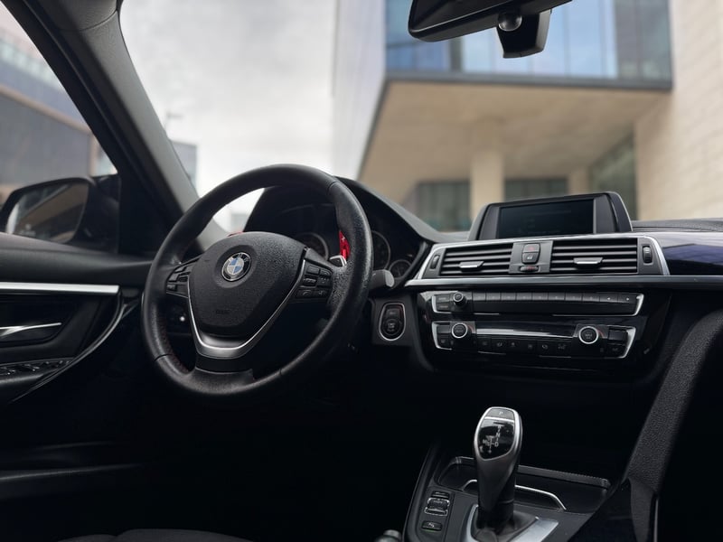 BMW 320I 2018 - Imagen 11 de 17