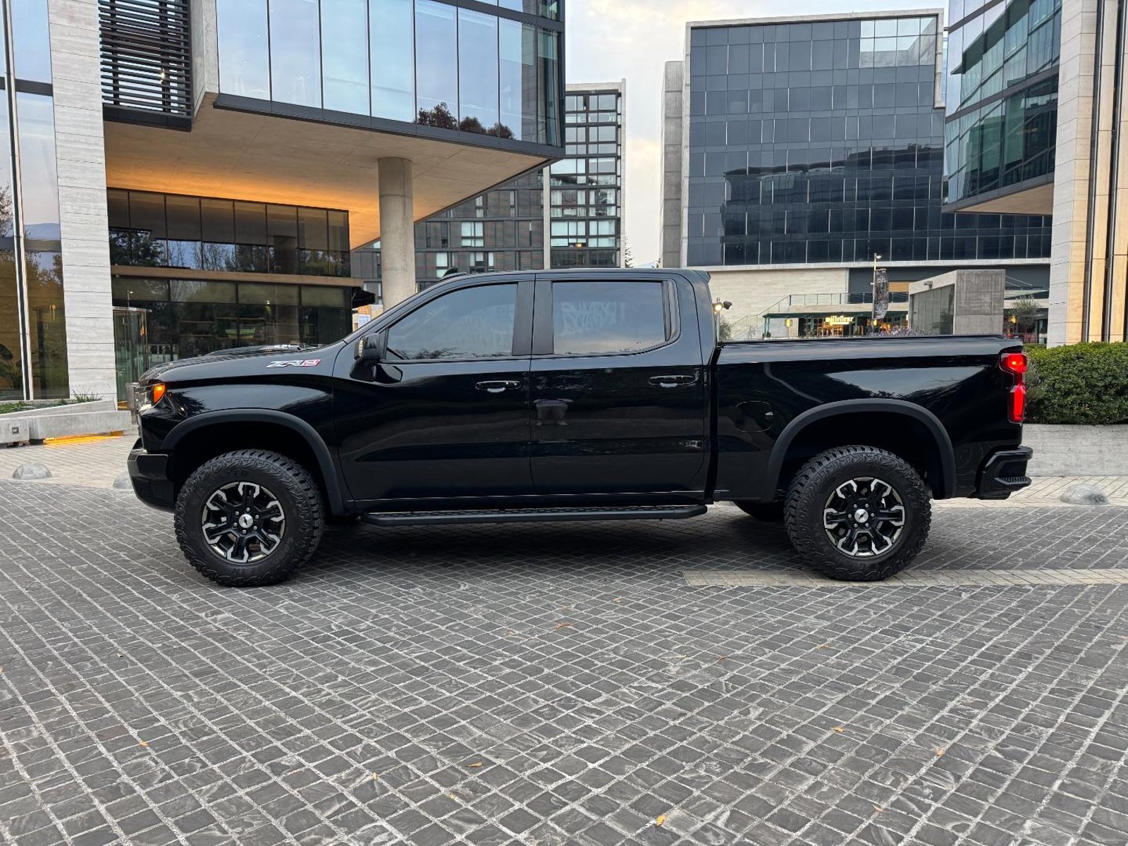 CHEVROLET SILVERADO 6.2 ZR2 AUTO DC 4WD R 2023 - Imagen 8 de 19