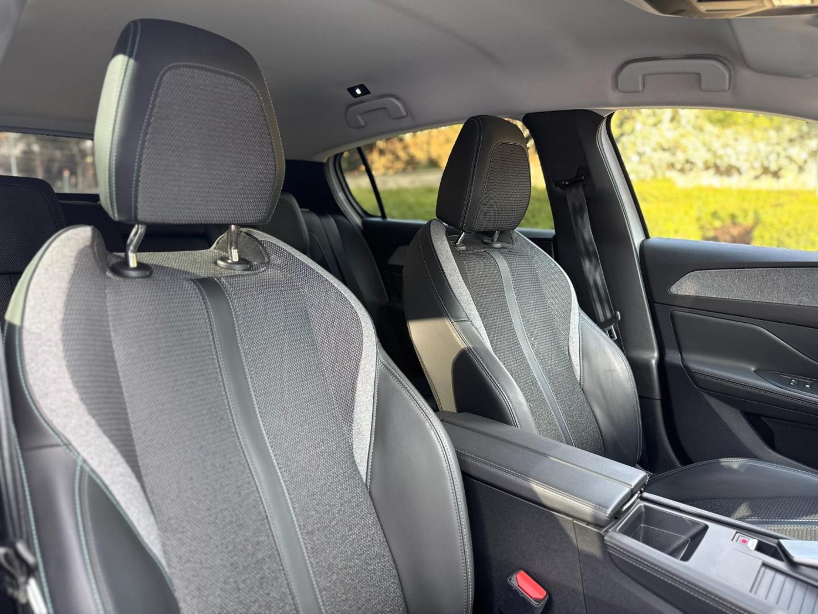 Peugeot 308 Allure 1.2 PureTech 2023 - Imagen 16 de 18