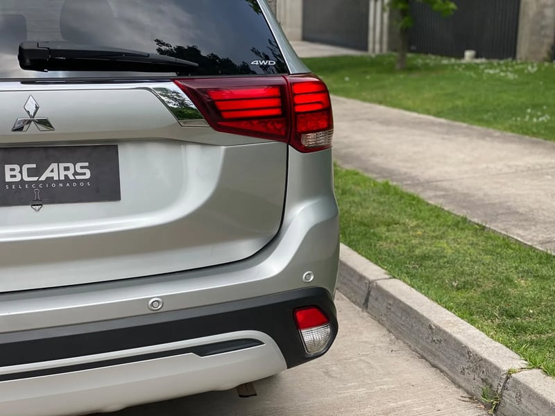 Mitsubishi Outlander 2.4 GLX 4X4 AT 2020 - Imagen 9 de 20
