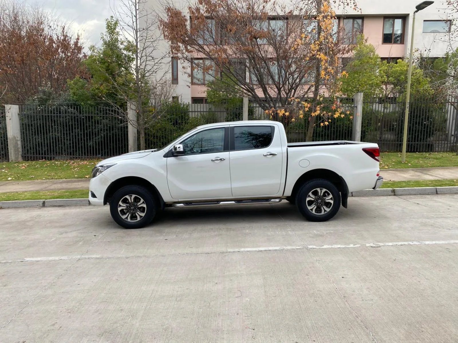 Mazda BT-50 2.2 SDX Diésel 4X4 Doble Cabina 6MT 2021 - Foto 5 de 20