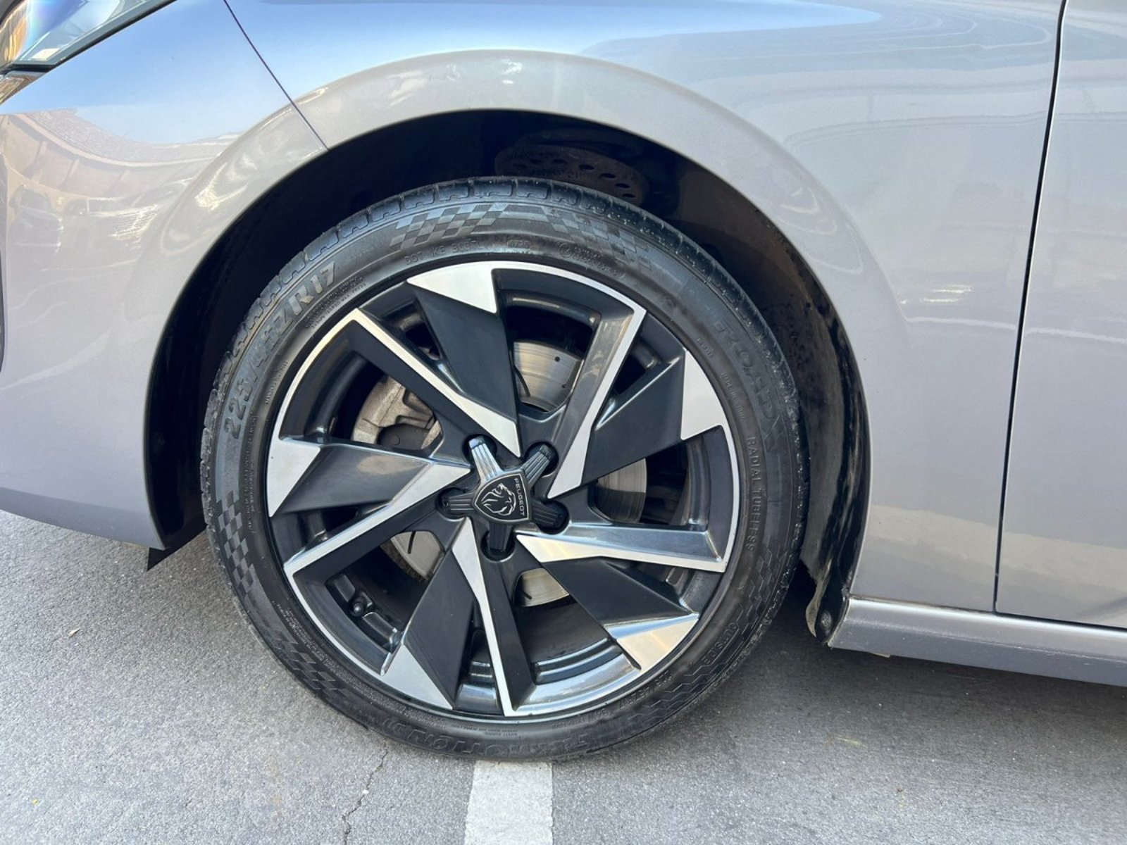 Peugeot 308 ALLURE PACK 1.5 AT BLUEHDI 2023 - Imagen 7 de 10