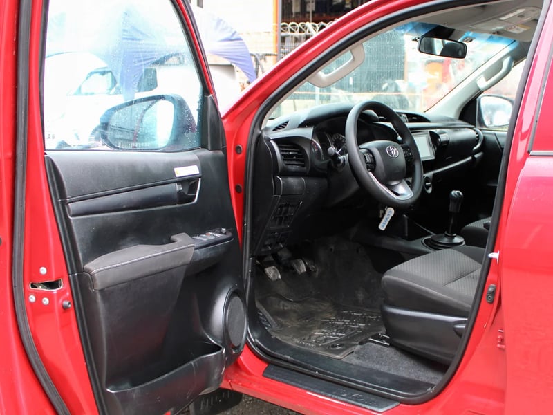 Toyota Hilux 2023 - Imagen 8 de 11