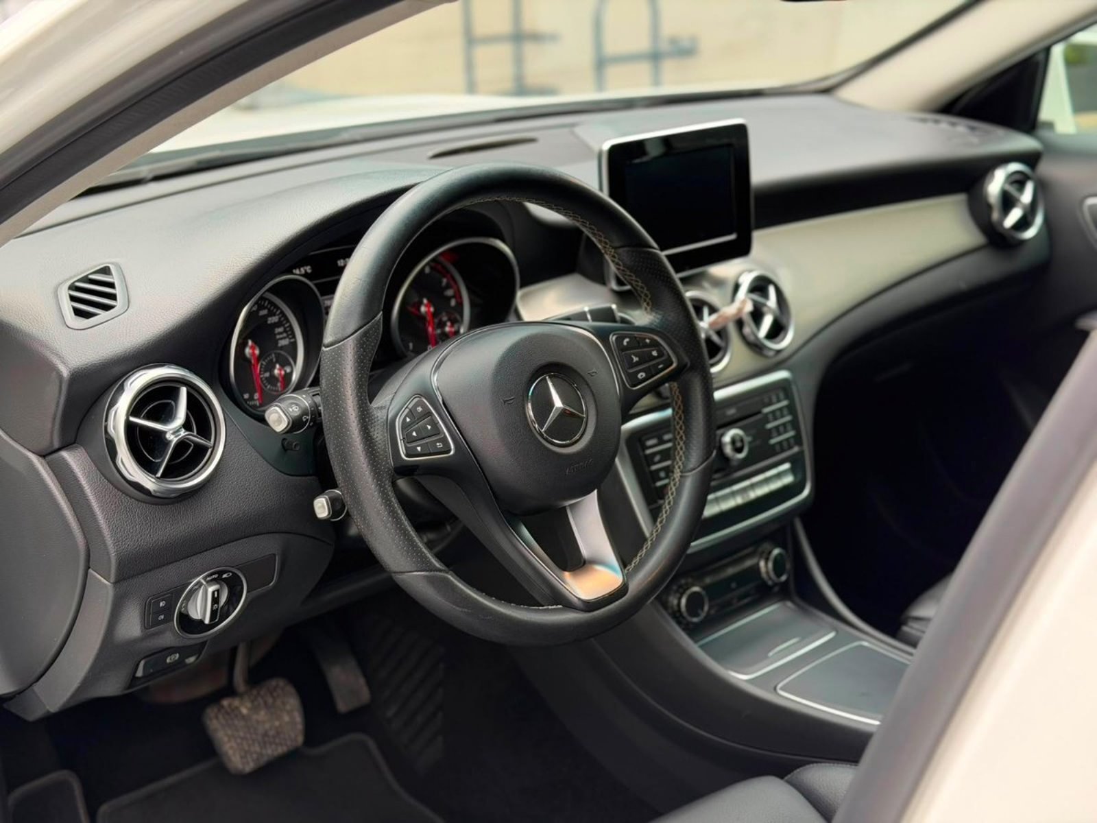 Mercedes-Benz GLA 200 1.6 TURBO DCT 2018 - Imagen 8 de 10