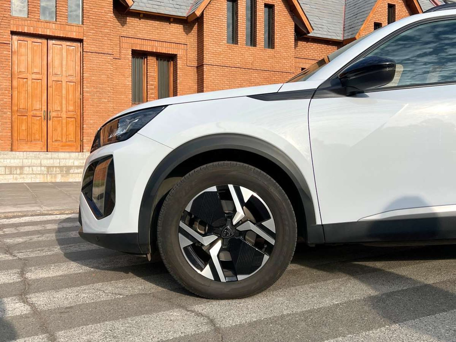 Peugeot 2008 Allure Pack BlueHDi 130 EAT8 2024 - Imagen 6 de 13