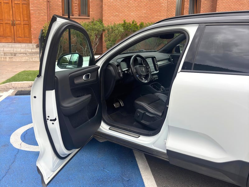 Volvo XC40 T5 R-Design AWD 2018 - Imagen 6 de 9