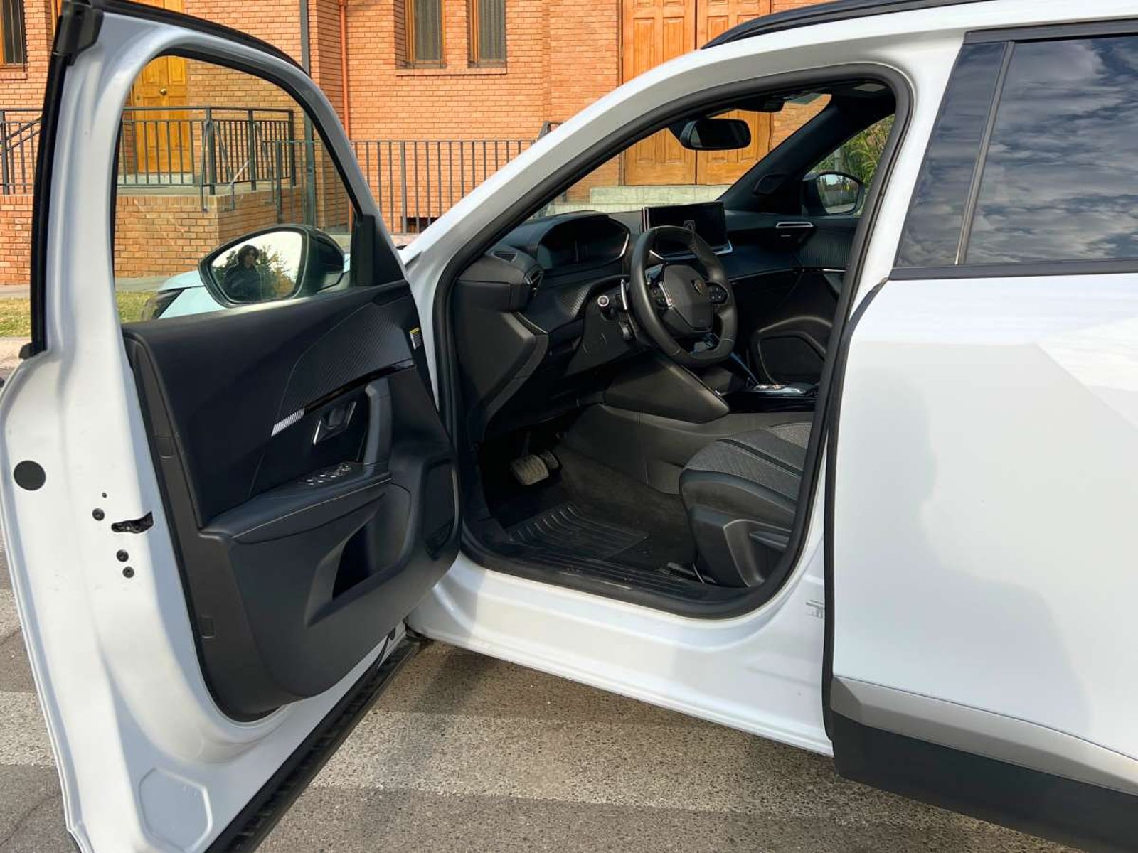 Peugeot 2008 Allure Pack BlueHDi 130 EAT8 2024 - Imagen 7 de 13